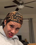Chain bonnet grimace magnet